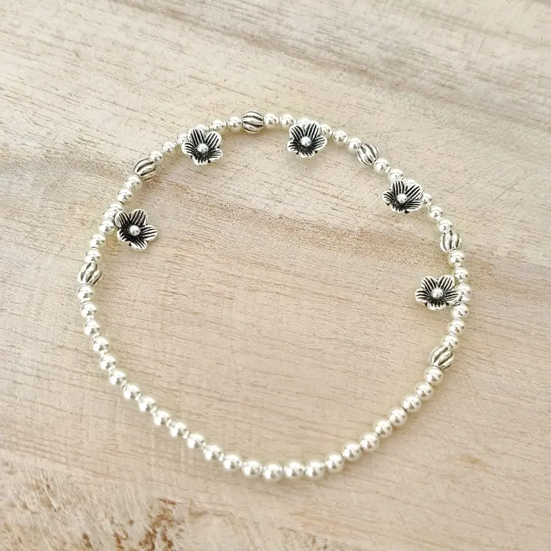 Armband met bloemetjes