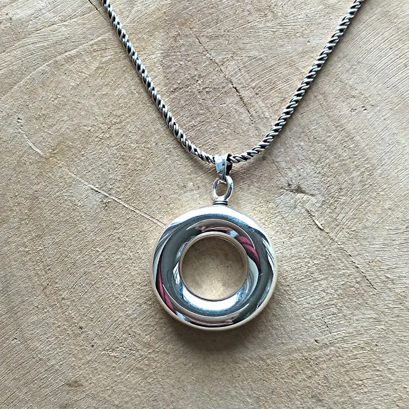 Assieraad circle of life , twee kanten draagbaar zilver