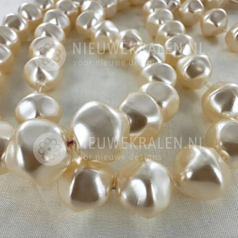 Barok glasparels 14 mm Light Cream - per streng (40 stuks)