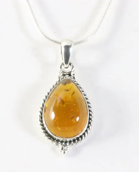 Bewerkte druppelvormige zilveren hanger met amber aan ketting