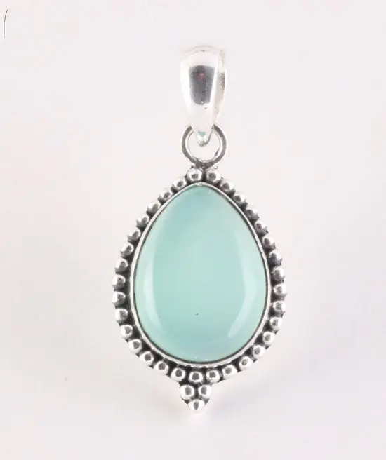 Bewerkte druppelvormige zilveren hanger met aqua chalcedoon