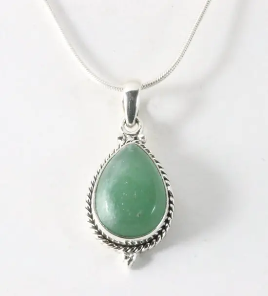 Bewerkte druppelvormige zilveren hanger met jade aan ketting