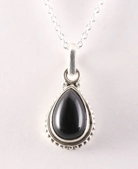 Bewerkte druppelvormige zilveren hanger met onyx aan ketting