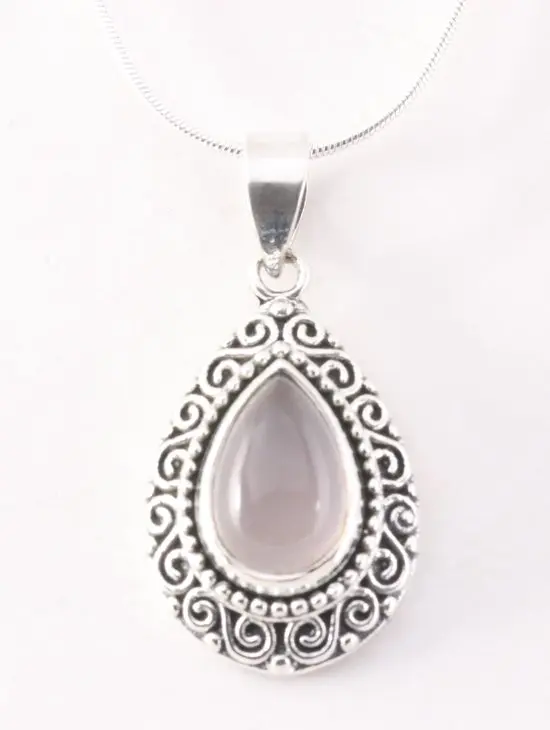 Bewerkte druppelvormige zilveren hanger met rozenkwarts aan ketting