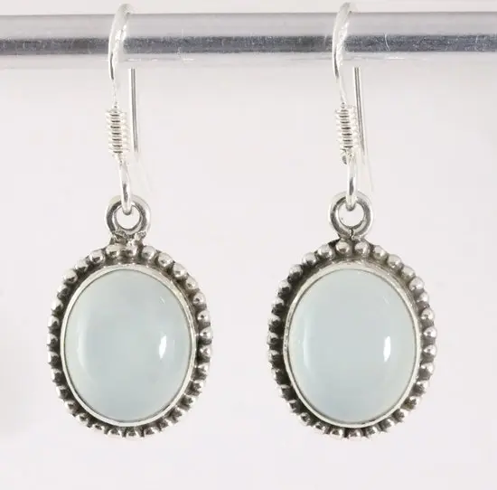 Bewerkte ovale zilveren oorbellen met aqua chalcedoon