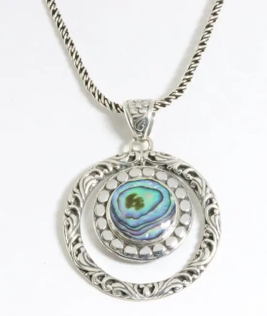 Bewerkte ronde zilveren hanger met abalone schelp aan ketting