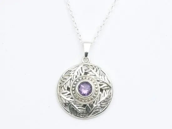 Bewerkte ronde zilveren hanger met amethist aan ketting