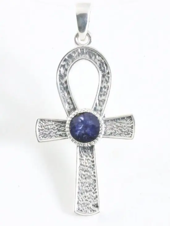 Bewerkte zilveren ankh hanger met blauwe saffier