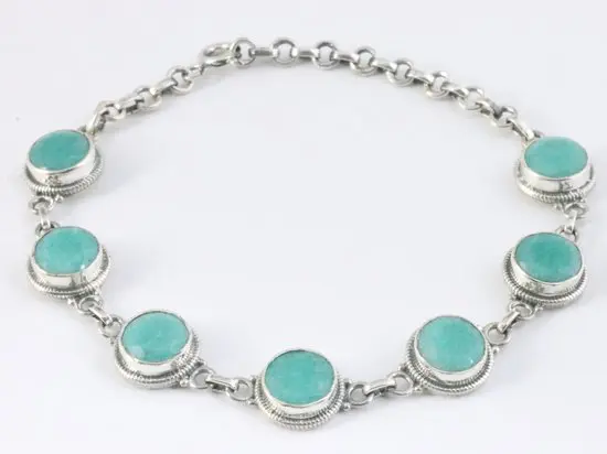 Bewerkte zilveren armband met smaragd