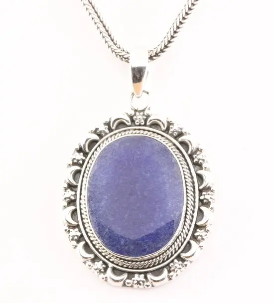 Bewerkte zilveren hanger blauwe saffier aan vossenstaart ketting