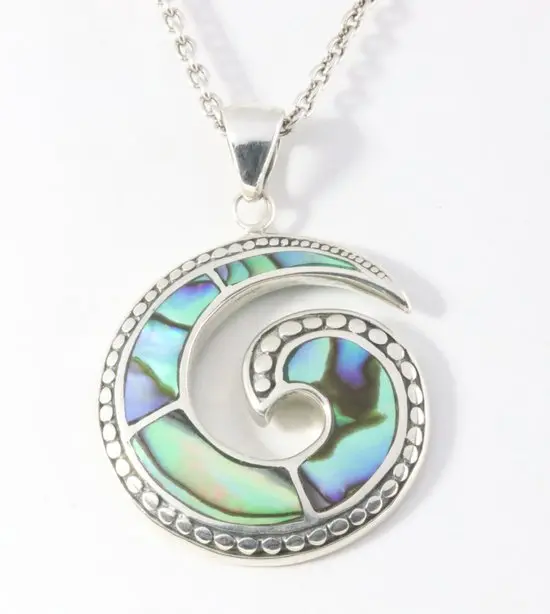 Bewerkte zilveren hanger met abalone schelp aan ketting