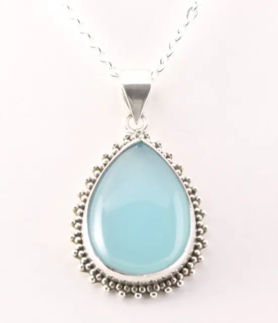 Bewerkte zilveren hanger met aqua chalcedoon aan ketting