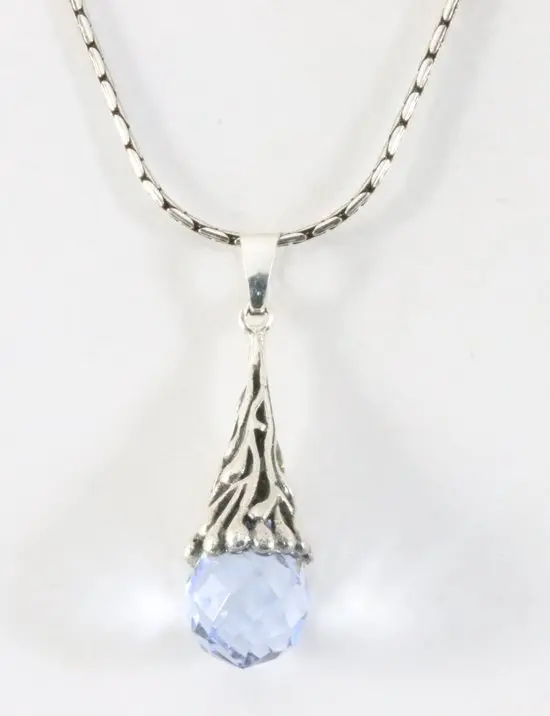 Bewerkte zilveren hanger met aquamarijn aan ketting