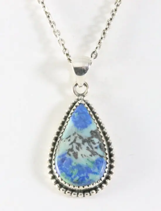 Bewerkte zilveren hanger met blauwe azuriet turkoois aan ketting