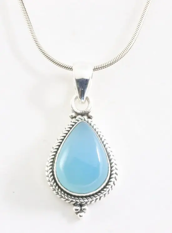 Bewerkte zilveren hanger met blauwe chalcedoon aan ketting