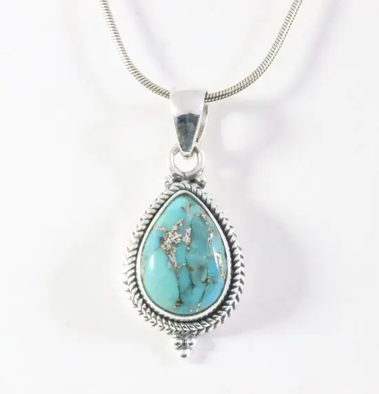 Bewerkte zilveren hanger met blauwe koperturkoois aan ketting
