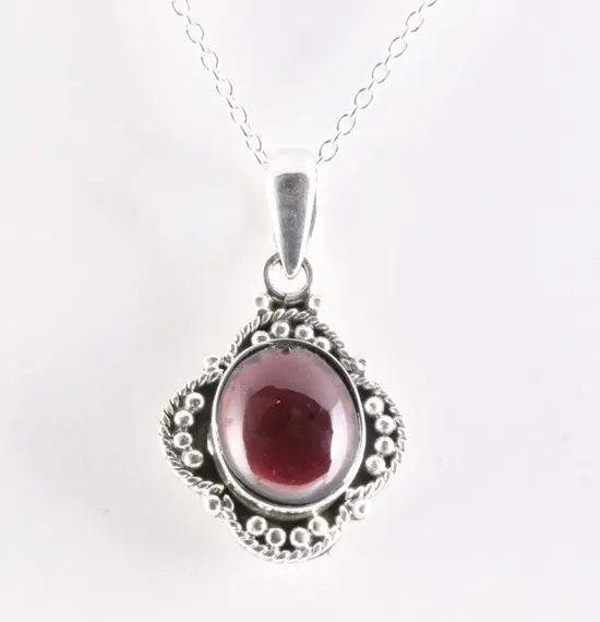 Bewerkte zilveren hanger met granaat aan ketting