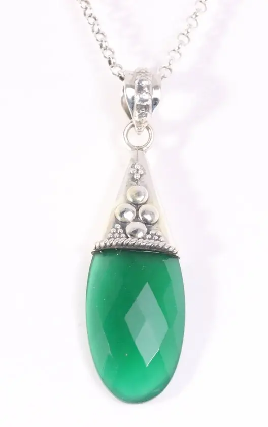 Bewerkte zilveren hanger met groene onyx aan ketting