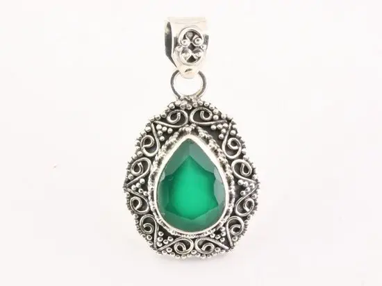 Bewerkte zilveren hanger met groene onyx