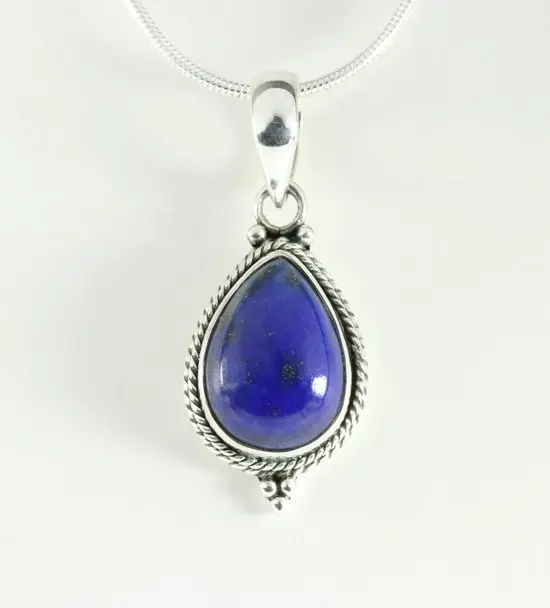 Bewerkte zilveren hanger met lapis lazuli aan ketting