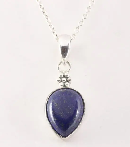 Bewerkte zilveren hanger met lapis lazuli aan ketting