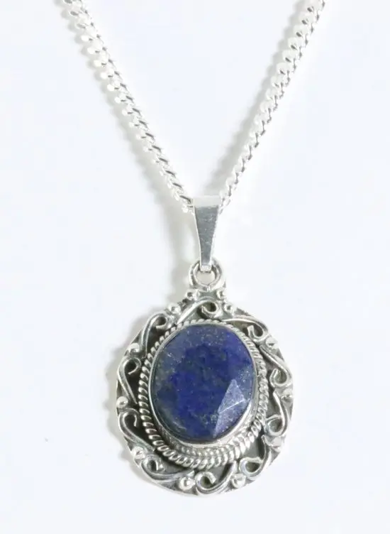 Bewerkte zilveren hanger met lapis lazuli aan ketting