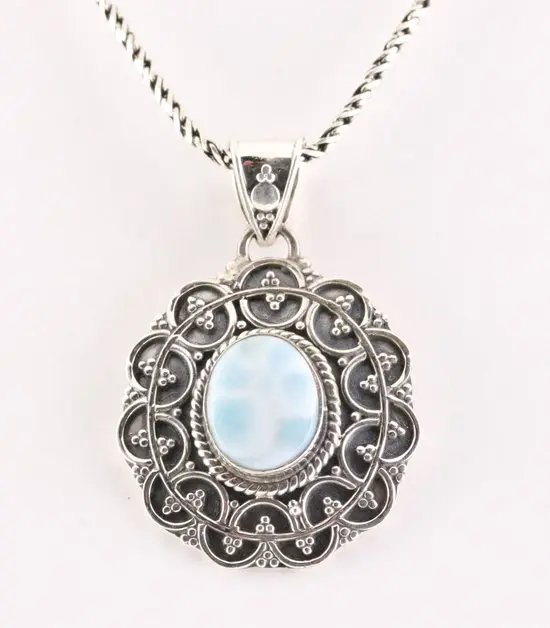 Bewerkte zilveren hanger met larimar aan ketting
