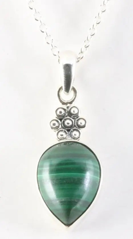 Bewerkte zilveren hanger met malachiet aan ketting