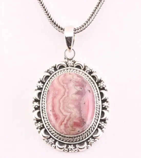 Bewerkte zilveren hanger met rhodochrosiet aan vossenstaart ketting