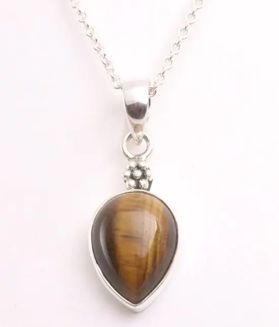 Bewerkte zilveren hanger met tijgeroog aan ketting