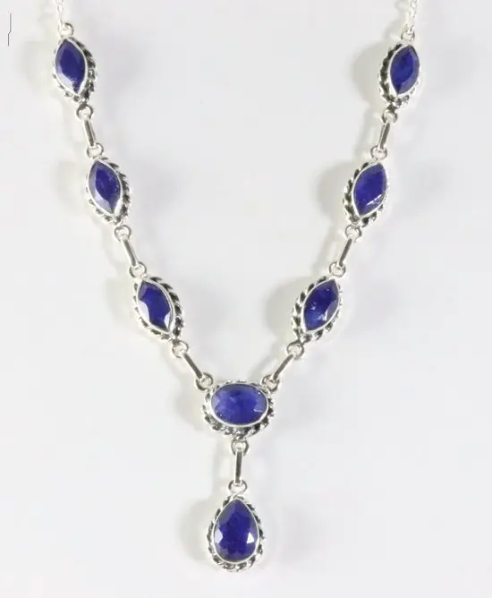 Bewerkte zilveren ketting met blauwe saffier