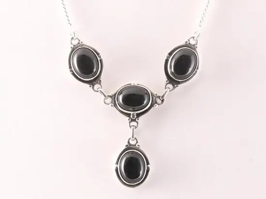Bewerkte zilveren ketting met onyx