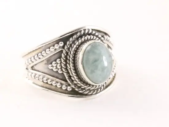 Bewerkte zilveren ring met aquamarijn