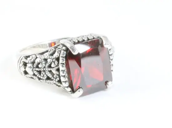 Bewerkte zilveren ring met granaat