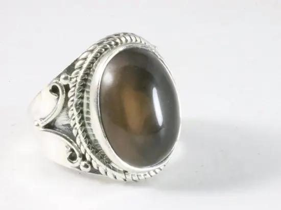 Bewerkte zilveren ring met rookkwarts