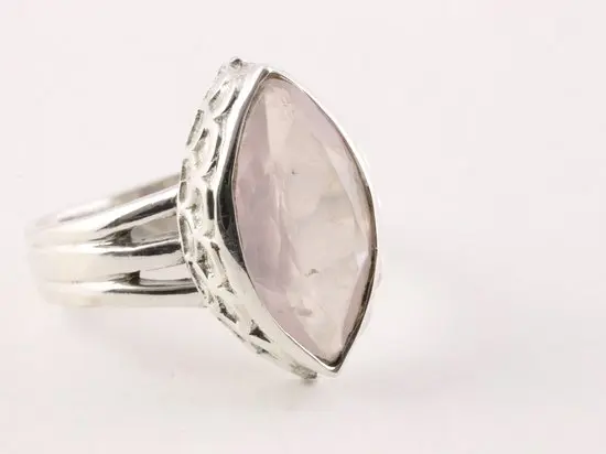 Bewerkte zilveren ring met rozenkwarts