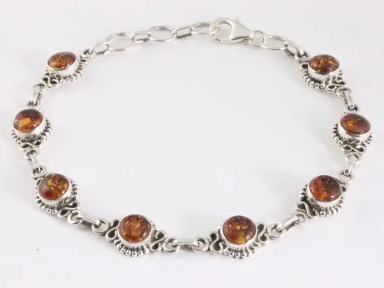 Bewerkte zilveren schakelarmband met amber