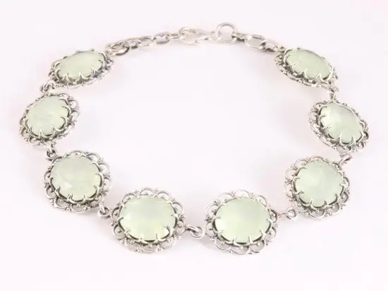 Bewerkte zilveren schakelarmband met prehniet