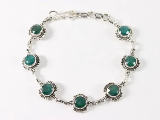 Bewerkte zilveren schakelarmband met smaragd