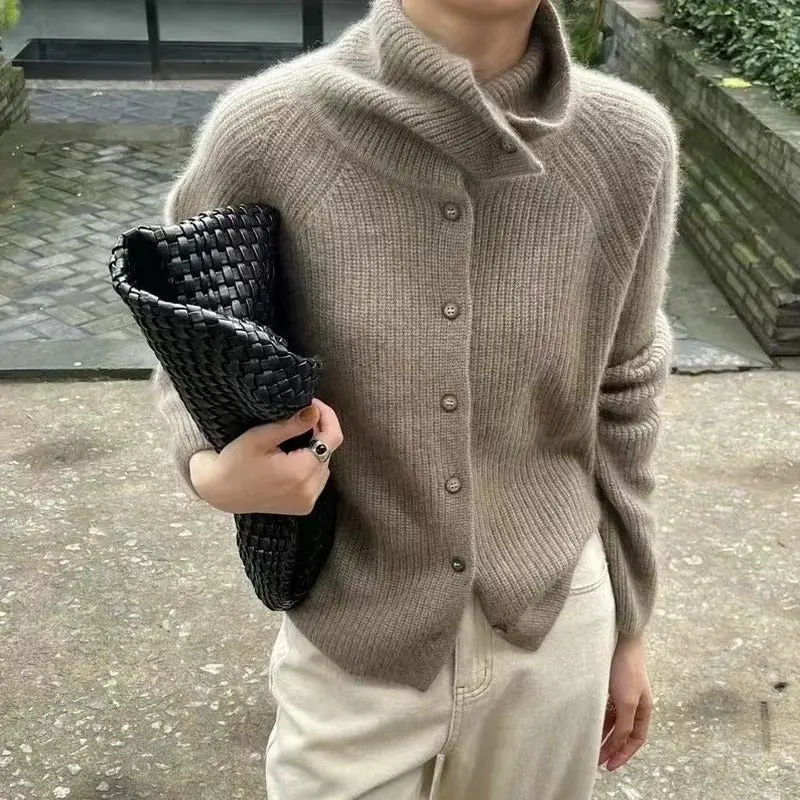Damesvest met hoge kraag en knoopsluiting