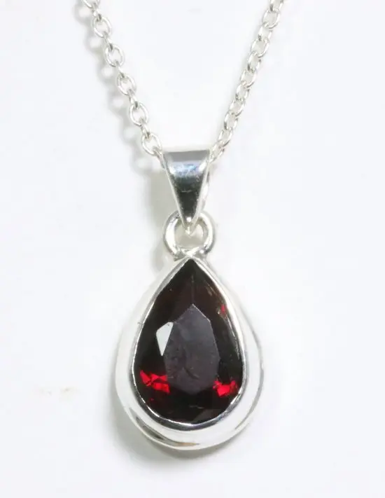 Druppelvormige zilveren hanger met granaat aan ketting
