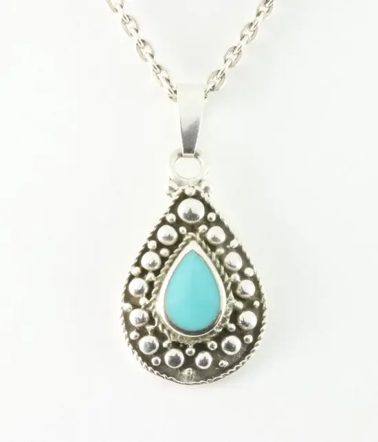 Druppelvormige zilveren hanger met groene turkoois aan ketting