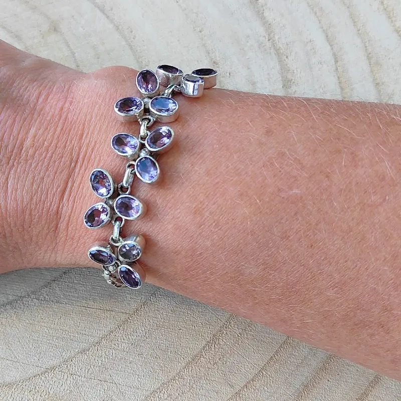 Elegante zilveren armband met amethist stenen