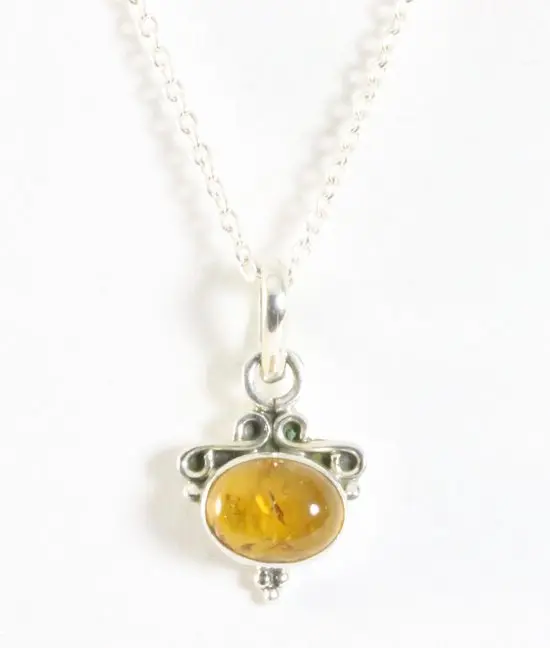 Fijne bewerkte zilveren hanger met amber aan ketting