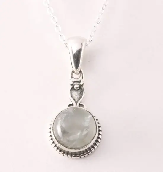 Fijne bewerkte zilveren hanger met rozenkwarts aan ketting