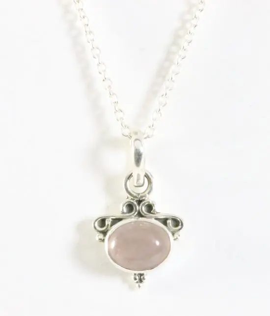 Fijne bewerkte zilveren hanger met rozenkwarts aan ketting