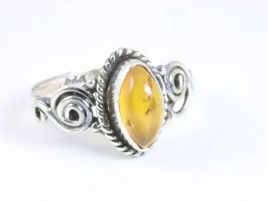 Fijne bewerkte zilveren ring met amber