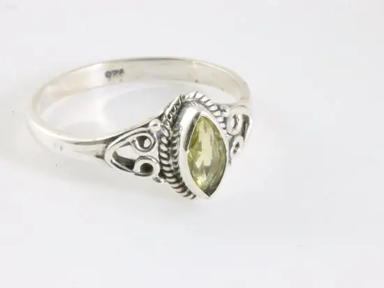 Fijne bewerkte zilveren ring met citrien
