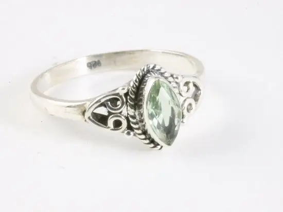 Fijne bewerkte zilveren ring met groene amethist