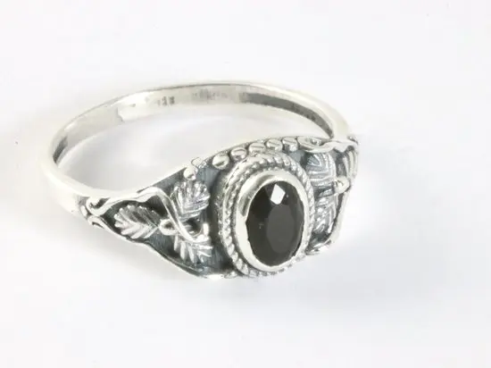 Fijne bewerkte zilveren ring met onyx